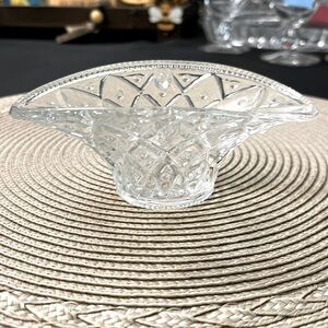 Avon Vintage 1972 Field Flowers Glass Basket